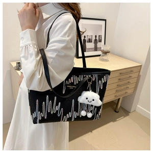 Bolso tote negro CAHRES & HEKA con bordado de ondas coloridas y colgante de nube