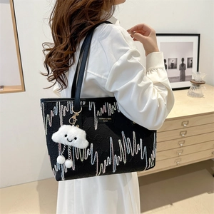 Bolso tote negro de mujer con bordado de ondas coloridas y colgante de nube de felpa