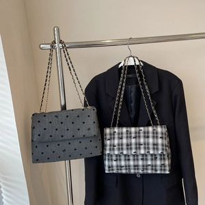 Sacs cabas à pois et carreaux avec broderie de nœuds et chaîne dorée