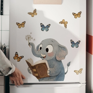 Adesivo murale elefante dipinto a mano che legge un libro con farfalle per cameretta