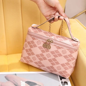 Pink diamond lattice handbag with clover prints, leather handle and gold chain strap