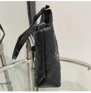 Dettaglio borsa a spalla nera trapuntata con cuciture a diamante e finitura in ecopelle