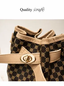 Détail du cuir à imprimé trèfle et du fermoir rotatif en métal sur le sac seau