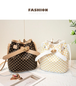Détail de sacs seaux à cordon avec motifs circulaires et fermoirs dorés rotatifs