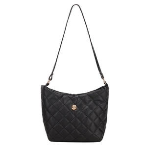 Elegante borsa a spalla trapuntata nera con rosa dorata e tracolla regolabile donna