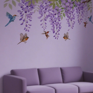 Adesivi murali con glicine viola e colibrì sopra un divano in un soggiorno elegante