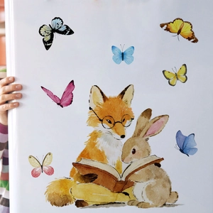 Dettaglio di adesivo murale acquerello con volpe e coniglio che leggono e farfalle colorate