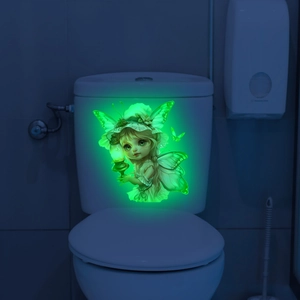 Gros plan d'un autocollant mural fée vert lumineux brillant dans une salle de bain