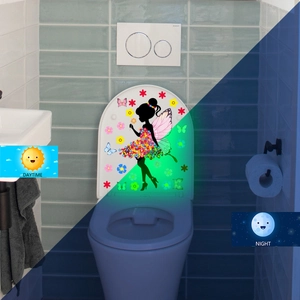 Selbstklebender Toilettenaufkleber mit leuchtender Fee in bunten Farben bei Tag und Nacht