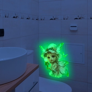 Sticker mural fée verte luminescente avec lanterne décorant un mur de salle de bain