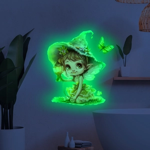 Sticker mural lumineux avec une mignonne fée verte tenant une lanterne et un papillon