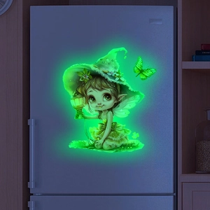 Gros plan d'un autocollant mural fée lumineuse verte brillant dans l'obscurité