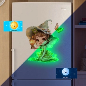 Sticker mural fée verte lumineuse avec lanterne montrant l'effet jour et nuit