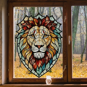Adhesivo para ventana de león en vidrio coloreado con colores vivos y marco de madera