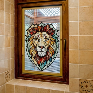 Pegatina de ventana de cabeza de león estilo vidriera con colores vibrantes y diseño