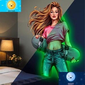 Sticker mural fille skate luminescent montrant couleurs de jour et effet brillant nocturne