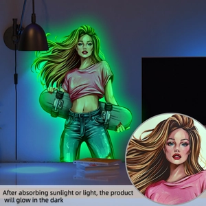 Détail d'un autocollant mural fille skateboard luminescent brillant vert dans le noir