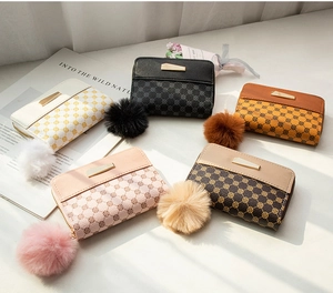 Portafogli corti patchwork alla moda con motivi geometrici e ciondoli a sfera di peluche