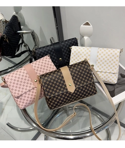Detalle de los bolsos bandolera vintage de lunares en colores rosa, negro, crema y marrón