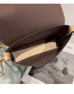 Detalle del interior del bolso con cierre magnético y costuras blancas visibles