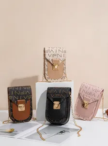 Détail de quatre mini sacs bandoulière avec imprimé VIFN et chaînes dorées fines