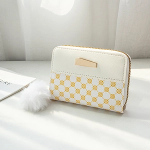 Mini portafoglio bianco crema con motivi floreali gialli e ciondolo a sfera di peluche