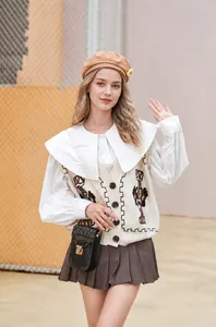 Sac bandoulière noir imprimé avec chaîne et tenue de style collège vintage pour femme