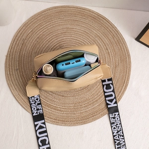 Borsa a tracolla beige da donna con ampia tracolla in tessuto che mostra lo spazio interno