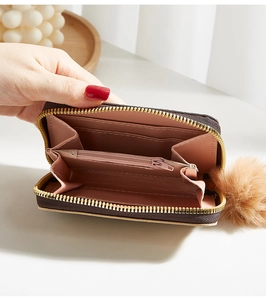 Gros plan de l'intérieur du portefeuille marron avec fentes pour cartes et doublure rose