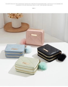 Portefeuilles matelassés pour femmes avec garnitures dorées et pendentifs en peluche doux