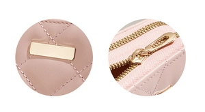 Détail d'un porte-monnaie rose matelassé avec fermeture éclair dorée et garnitures