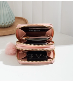 Détail de l'intérieur du portefeuille rose matelassé avec fentes pour cartes et double zip