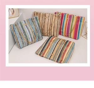 Detalle macro de bolsos tejidos arcoíris con elegantes correas de cadena dorada