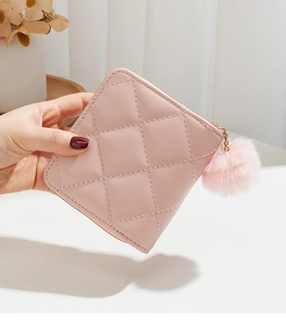 Petit porte-monnaie rose matelassé avec pompon en peluche et détails dorés élégants