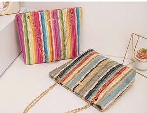 Detalle del bolso bandolera de paja a rayas de colores con cadena dorada y metal