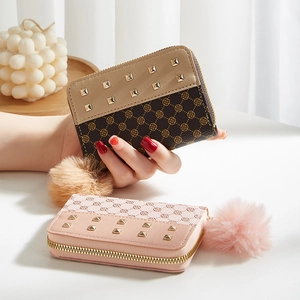 Mini portefeuille à imprimé trèfle avec pompon et détails de cuir à clous