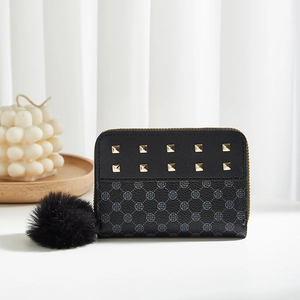 Mini portefeuille noir à pois avec clous dorés, motif trèfle et pompon en peluche