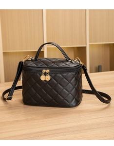 Détail de la trousse de maquillage en cuir PU noir matelassé avec ferrures dorées