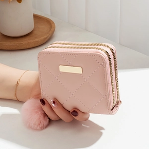 Pochette matelassée rose à double fermeture éclair avec bijou de sac pompon doux