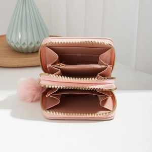 Porte-monnaie rose matelassé à double fermeture éclair avec fentes pour cartes et pompon