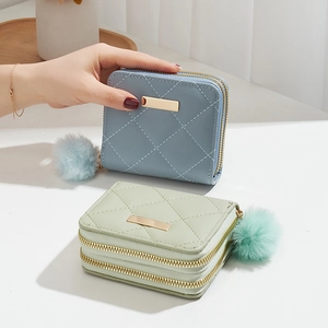 Mini portefeuilles matelassés à double fermeture éclair et pompons en bleu et vert