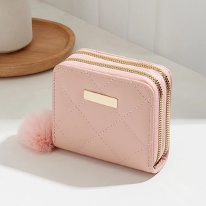 Porte-monnaie matelassé rose à double fermeture éclair avec pompon et plaque dorée