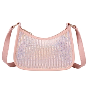 Borsa a spalla rosa con paillettes a forma di mezzaluna e finitura iridescente da donna