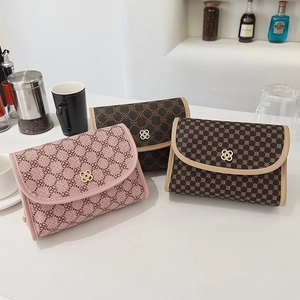 Retro clover print crossbody bags with gold metal clasps and chain straps in three colors