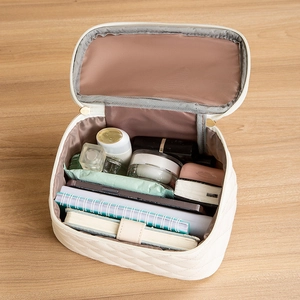 Trousse de maquillage matelassée blanc crème avec grande capacité pour produits de soin