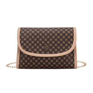 Retro brown four-leaf clover pattern crossbody bag with gold chain and metal clasp