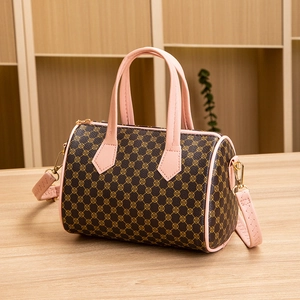 Borsa Boston marrone con stampe floreali dorate e tracolla in pelle rosa chiaro