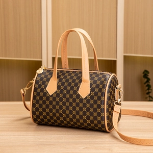 Borsa a mano Boston in ecopelle marrone scuro con motivi floreali dorati vintage