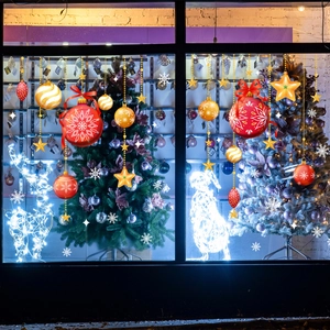Adesivi natalizi per vetrine con palline rosso-oro, stelle e cervi luminosi decorativi