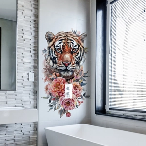Vinilo decorativo de tigre y flores en una pared de azulejos de baño moderno